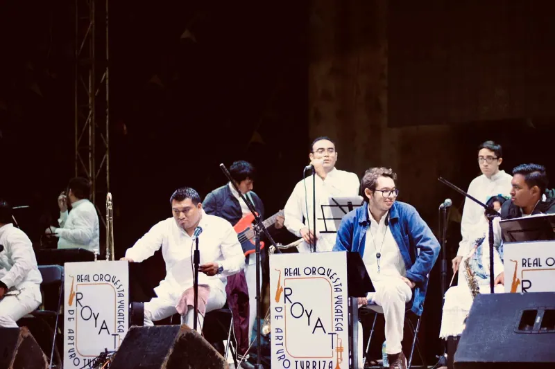 La orquesta en el escenario de la Alborada de Tizimín, con sus atriles ROYAT