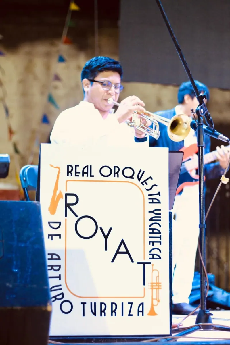 Un trompetista tras el atril con el logotipo de la orquesta
