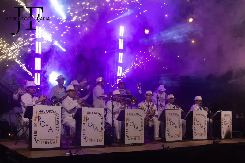 La orquesta en un gran escenario con fuegos artificiales