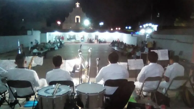 La orquesta tocando de noche en su primera vaquería, en la Feria de Sucilá