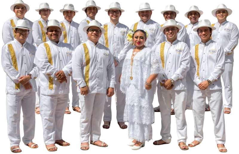Los integrantes de la ROYAT de pie, vestidos de blanco con guayabera de franja dorada y sombrero; al centro, una integrante con terno bordado